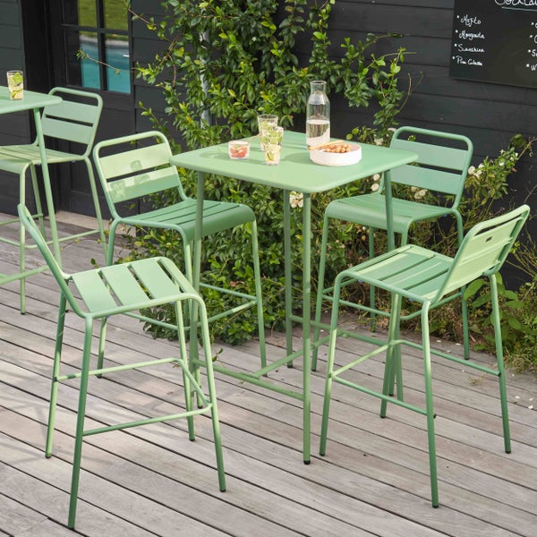 Garten-Barset aus Metall in Hellgrün, bestehend aus einem quadratischen Stehtisch und vier Barhockern mit Rückenlehne und Lamellensitz.