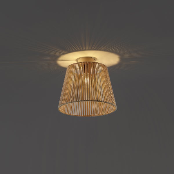 Deckenleuchte mit kegelförmigem Schirm aus Holzstäben, die ein strahlenförmiges Lichtmuster an die Decke wirft.