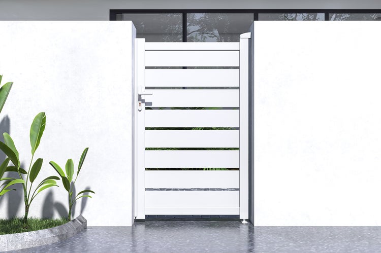 Gartenzaun mit horizontalen Latten und abschließbarer Tür