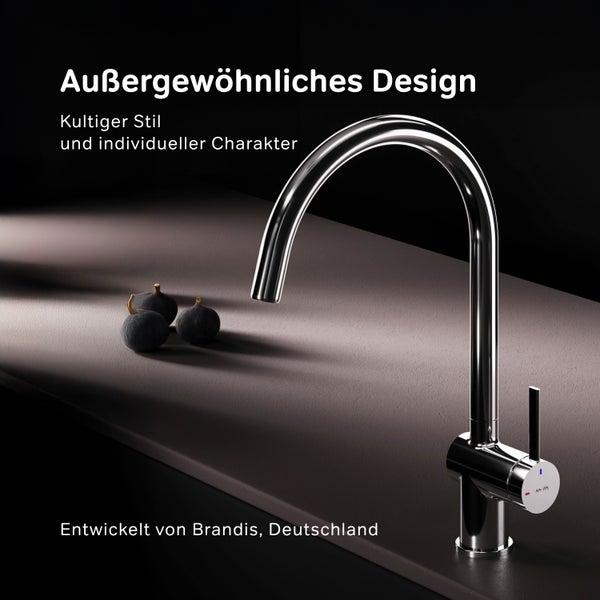 Hochglanz Küchenarmatur auf einer Arbeitsplatte mit Feigen