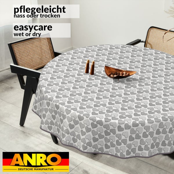 Tisch mit runder, pflegeleichter Tischdecke mit Herzmuster und ANRO Logo