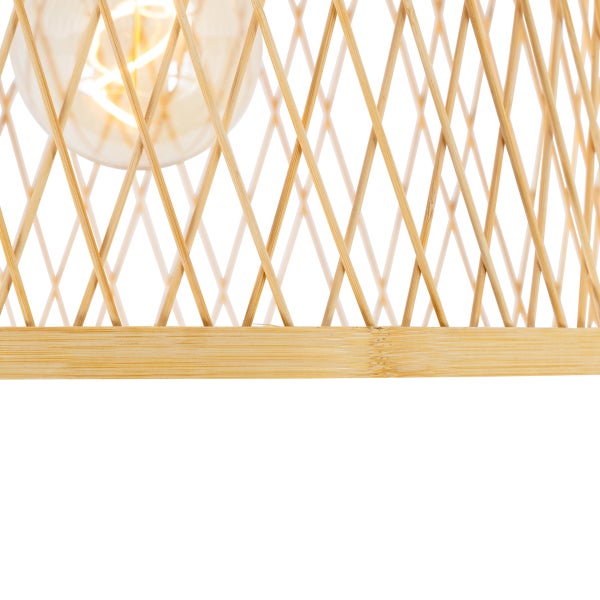 Detailansicht eines Lampenschirms aus Bambusgeflecht mit Gittermuster und einer sichtbaren Lichtquelle im Inneren.