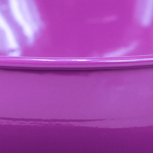 Detailansicht einer violetten Metalleimerwand