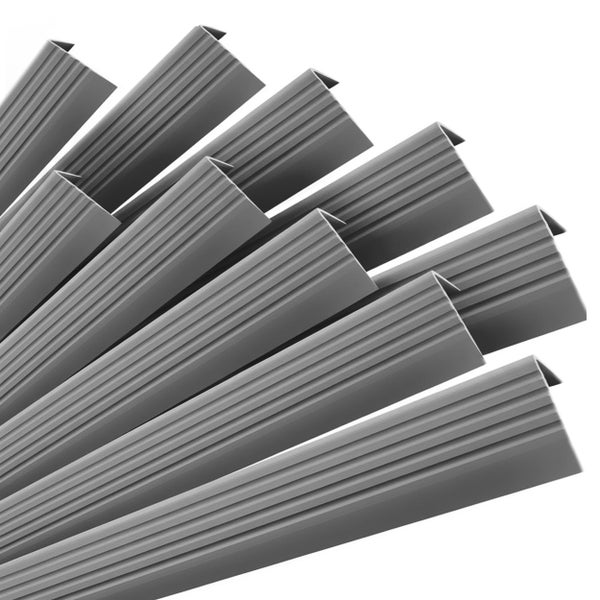 Mehrere graue Kantenschutzprofile aus Kunststoff