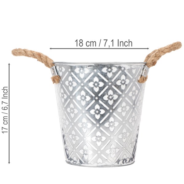 Zink-Blumentopf mit ausgestanztem Blumenmuster und Seilgriffen, Höhe 17 Zentimeter, Durchmesser 18 Zentimeter.