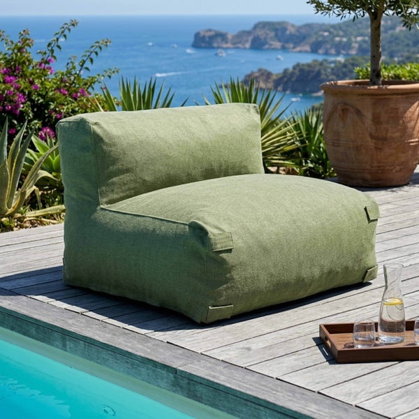 Grüner Outdoor-Sitzsack aus Textil auf einer Holzterrasse am Pool mit Meerblick und Pflanzen.