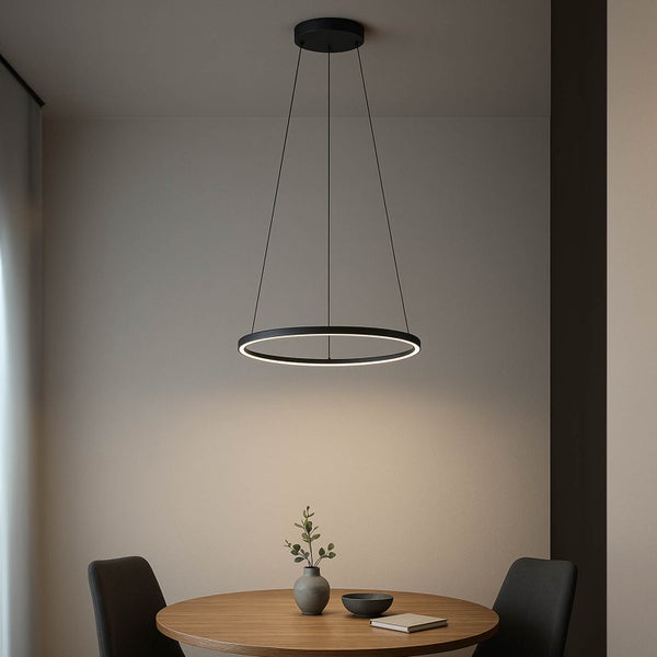 Esszimmer mit Esstisch und kreisförmiger Hängeleuchte