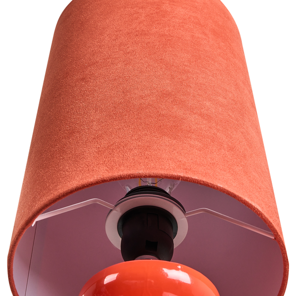 Oranger Lampenschirm aus Velours, Detailansicht von unten mit Fassungshalterung und Innengestell.