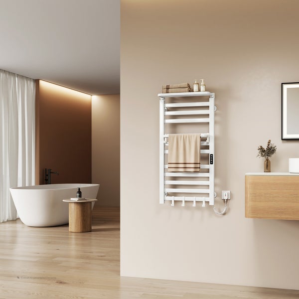 Elektrischer Handtuchheizkörper mit Ablage und Haken in einem modernen, hellen Badezimmer mit freistehender Badewanne und Holzfußboden.