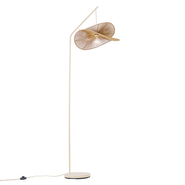 Stehleuchte mit bogenförmigem Metallgestell in Creme und einem Schirm aus naturfarbenem Geflecht in Wellenoptik.