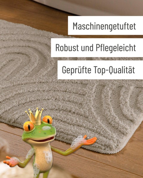 Maschinengeheftete Badematte auf Holzboden mit Hinweisen auf Robustheit, Pflegeleichtigkeit und geprüfte Qualität sowie einem Frosch-Maskottchen.