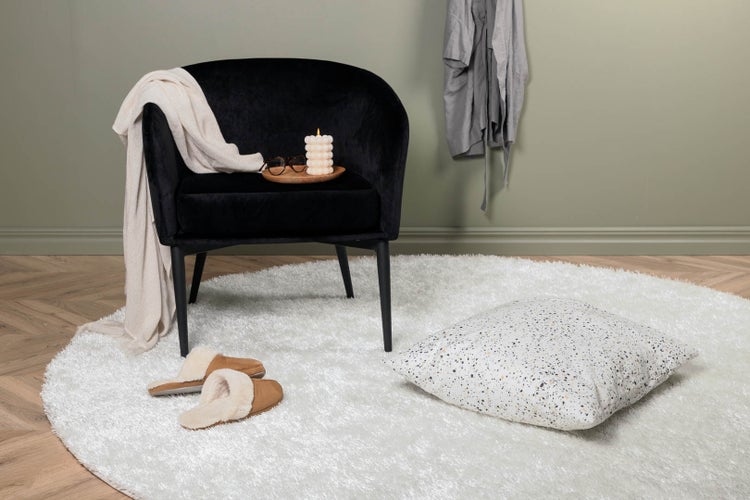 Blauer Plattformwagen mit vier Rädern und Griff