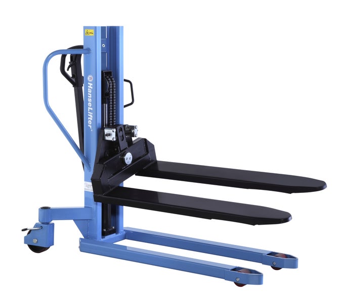 HanseLifter manueller Hochhubwagen aus blauem Metall mit schwarzen Gabelzinken.