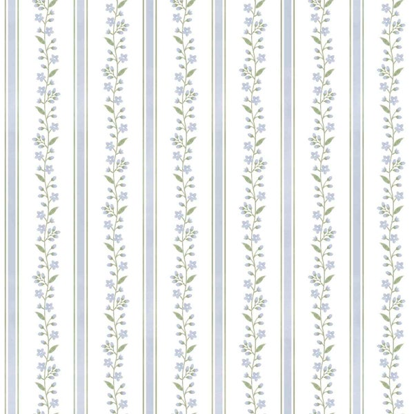 Tapete mit vertikalem Streifenmuster und floralen Ranken mit kleinen blauen Blüten im Landhausstil.