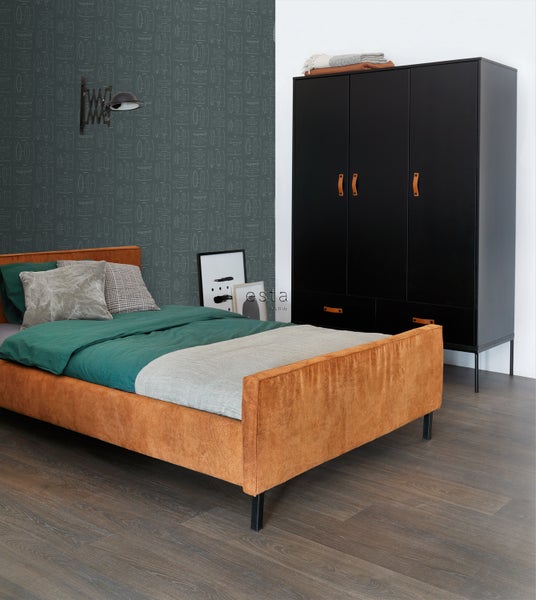 Schlafzimmer mit Bett, Kleiderschrank und Wandleuchte