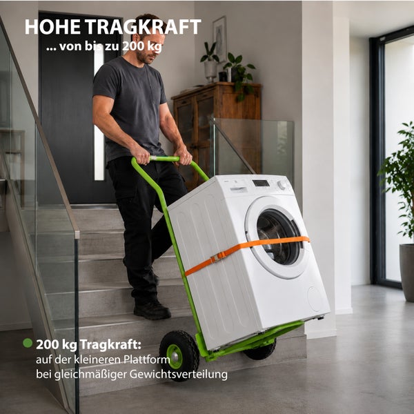 Ein Mann transportiert eine Waschmaschine mit einer stabilen Sackkarre über eine Treppe. Die Sackkarre hat eine Tragkraft von 200 Kilogramm.
