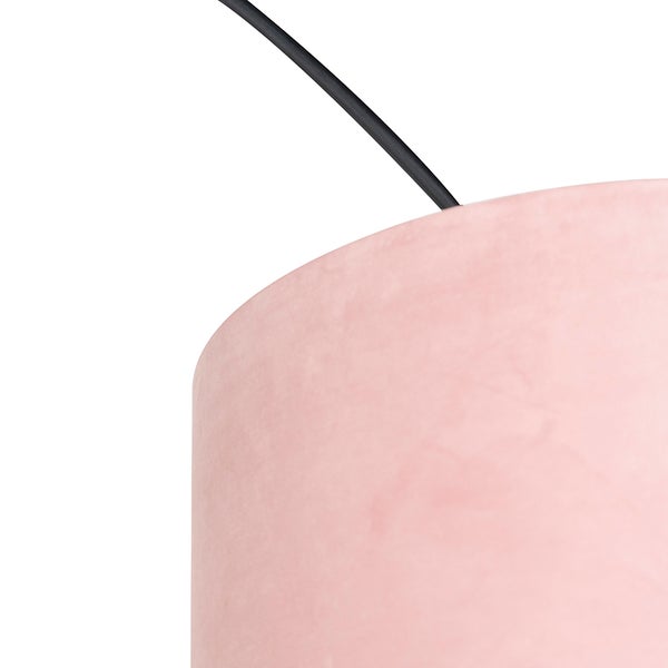 Nahaufnahme einer rosafarbenen Hängelampe mit Textilbezug