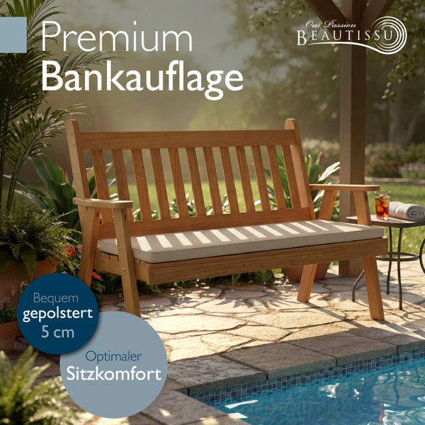 Eine hölzerne Gartenbank mit einer 5 Zentimeter dicken gepolsterten Bankauflage auf einer Steinterrasse neben einem Pool. Beautissu Logo.