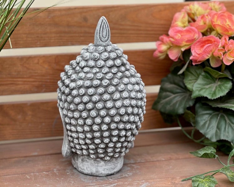 Buddha-Kopf Gartenfigur aus Stein, Rückansicht mit detaillierter Lockenstruktur, auf Holzfläche dekoriert.