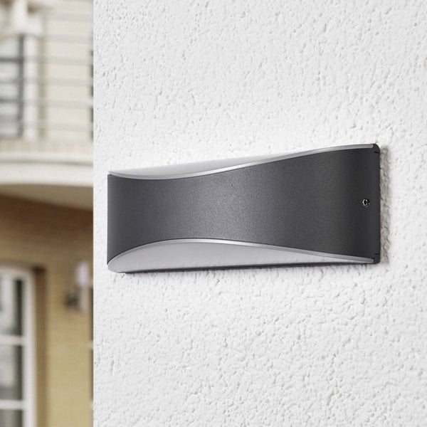 Moderne Außenwandleuchte in Anthrazit mit Lichtaustritt nach oben und unten an einer verputzten Wand.