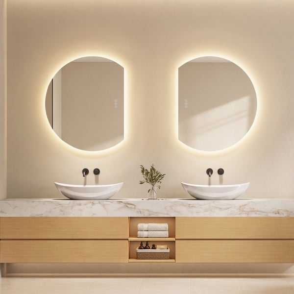 Modernes Badezimmer mit zwei LED-Spiegeln, weißen Aufsatzwaschbecken auf einer Marmorplatte und einem hängenden Unterschrank aus Holz.