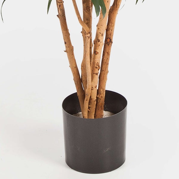 Künstliche Pflanze im schwarzen Topf, Detailansicht der Stämme.