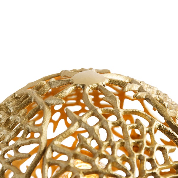 Dekorative goldfarbene Lampe im kunstvollen Design.