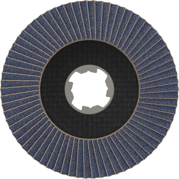 Winkelschleifer beim Bearbeiten eines Metallprofils