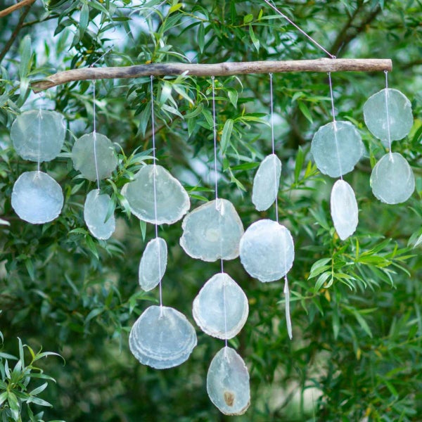 Windspiel mit Holzstamm und Muscheln