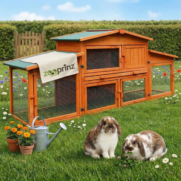 Zooprinz Kleintierstall aus Holz auf zwei Etagen mit integriertem Freigehege, Zooprinz Logo und zwei Kaninchen auf einer Wiese.