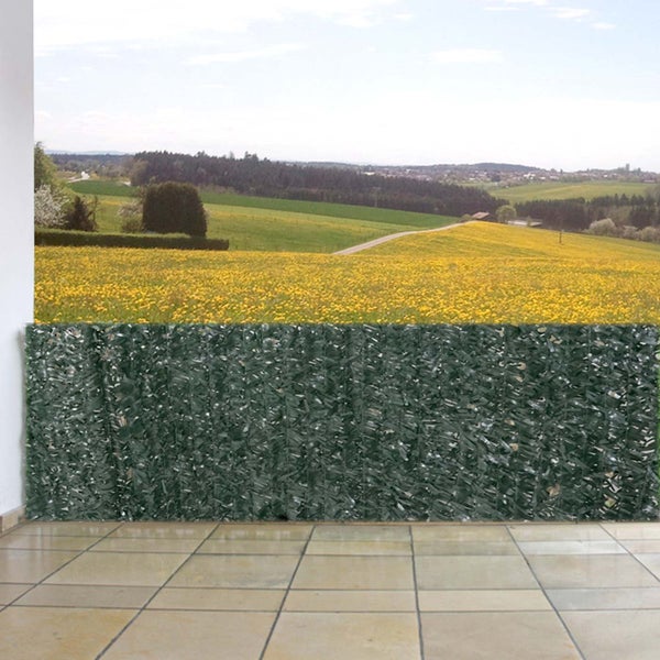 Blick auf einen Sichtschutzzaun aus Kunststoff