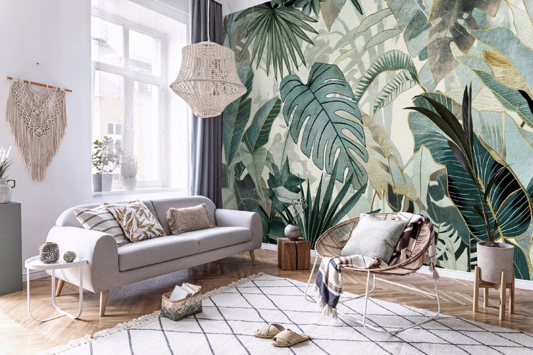 Wohnzimmer mit Sofa, Sessel, Teppich und einer Tapete mit Pflanzenmotiven