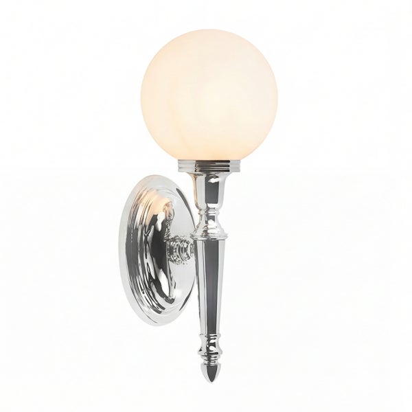 Wandleuchte mit runder, opaler Glasabdeckung und metallener Halterung