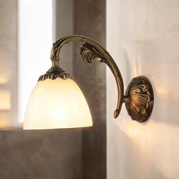 Wandleuchte mit floralem Design und Lampenschirm.