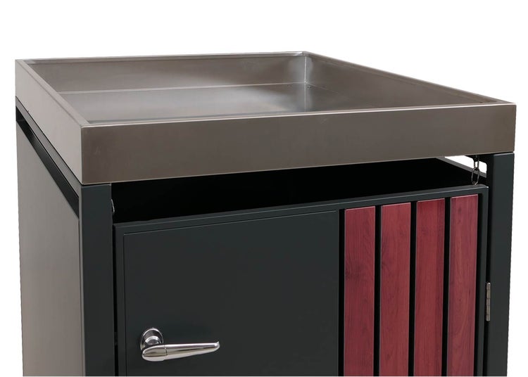 Detailansicht eines Gartenschranks mit Edelstahlabdeckung und Tür