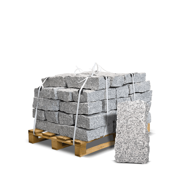 Graue Granitsteine auf einer Holzpalette gestapelt.