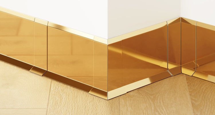 Goldfarbene Spiegelwand im Innenraum