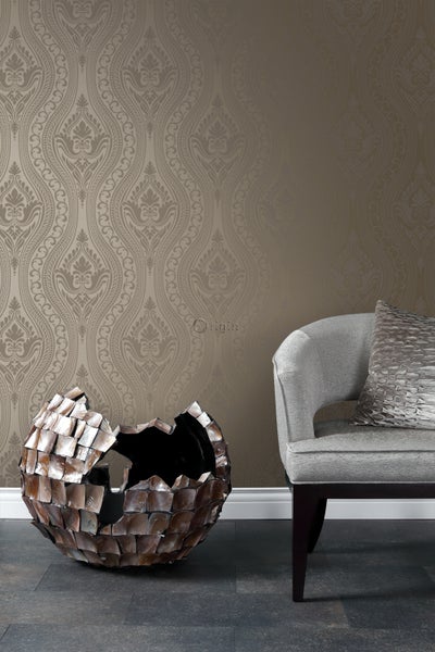 Dekoratives Wohnambiente mit gemusterter Tapete, Design-Sessel und kugelförmigem Gefäß