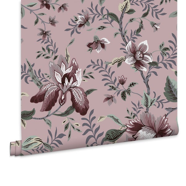 Tapete mit floralem Blumenmuster und Blättern in klassischem Design auf einer Tapetenrolle.