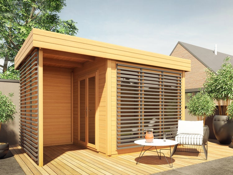 Modernes Gartenhaus aus Holz mit Pultdach, großer Fensterfront mit Lamellen, einer Glastür und kleiner Terrasse mit Sitzgelegenheit.