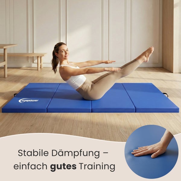 Frau trainiert auf faltbarer blauer Gymnastikmatte von eyepower