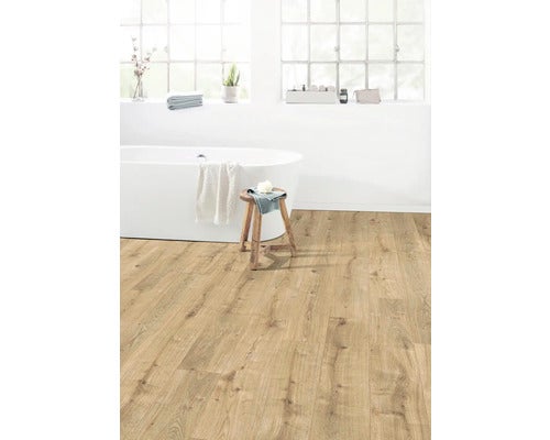 Helles Badezimmer mit Badewanne und Laminatboden in Holzoptik