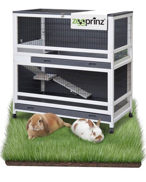 Zweistöckiger Kleintierstall aus Holz mit Rampe und Rollen, inklusive zwei ausziehbarer Schubladen. Zooprinz Logo.