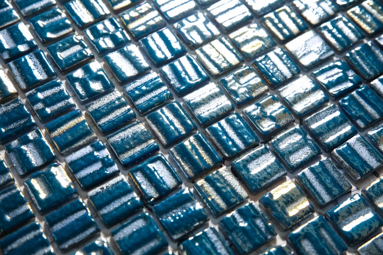 Nahaufnahme einer weißen Tapete mit Streifenmuster