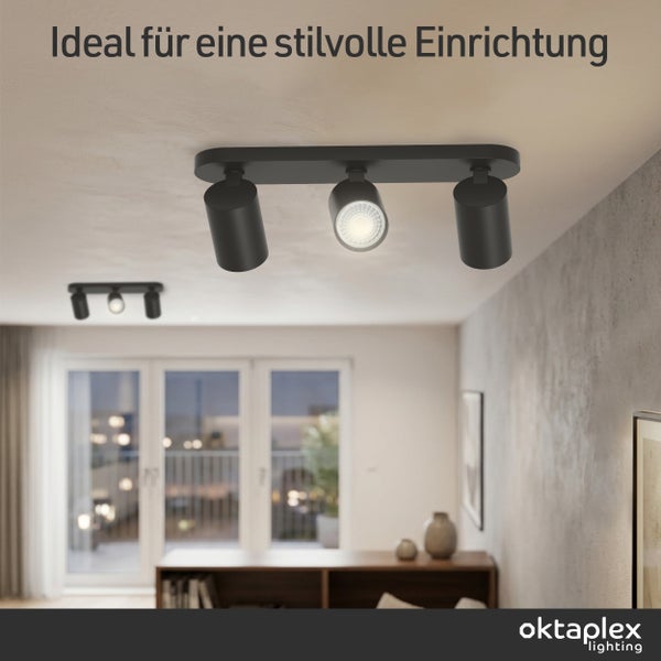 Dreiflammiger Deckenstrahler in Schwarz in einem modern eingerichteten, hellen Wohnraum mit Sideboard und Fenster. Oktaplex Lighting Logo.