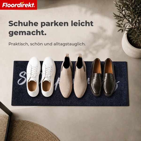 Fußmatte mit Schuhen in einem Flur, darauf steht Floordirekt Logo, Text Schuhe parken leicht gemacht und Praktisch schön und alltagstauglich.