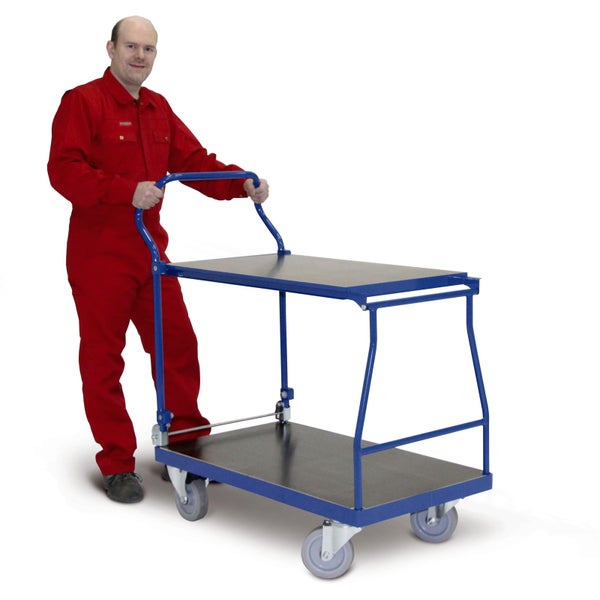Mann im roten Arbeitsanzug schiebt einen blauen Etagenwagen mit zwei Ladeflächen und vier Rollen.