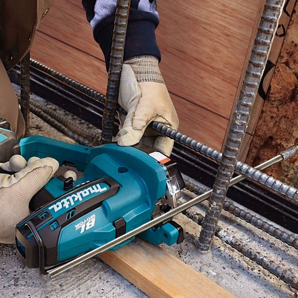 Makita Logo. Eine Person verwendet ein Armierungseisenbindegerät zum Verbinden von Bewehrungsstäben.