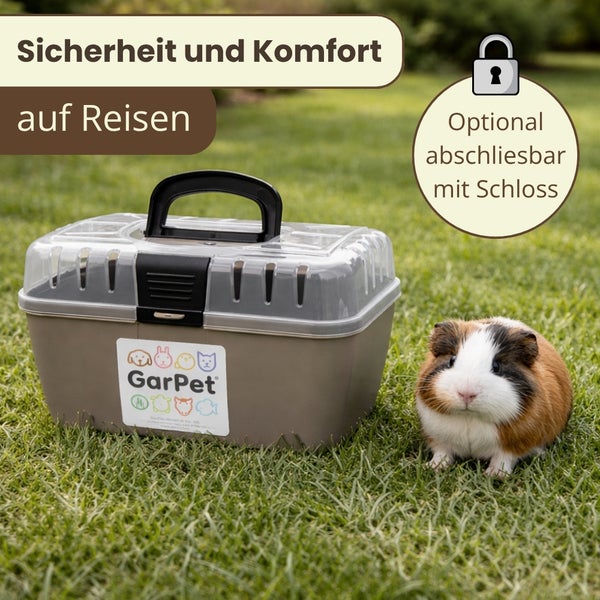 Kleintiertransportbox aus Kunststoff mit transparentem Deckel, optional abschließbar, GarPet Logo auf einer Wiese neben einem Meerschweinchen.