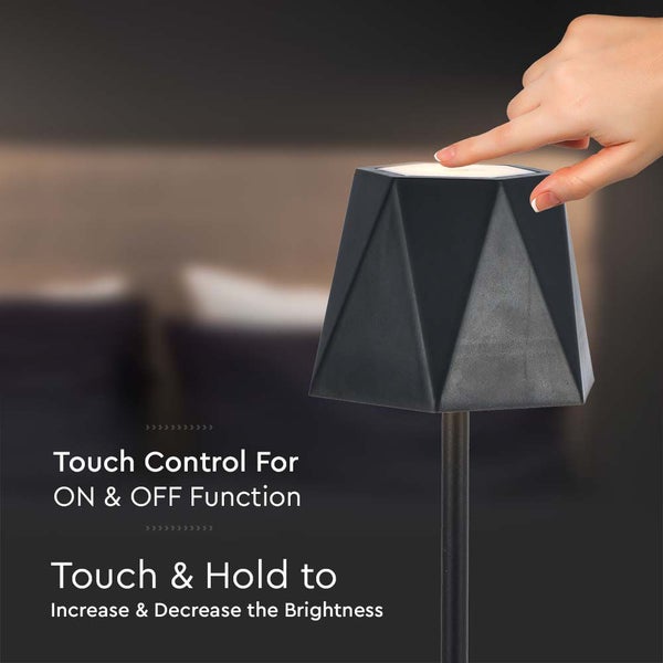 Dekorative Tischleuchte mit Touch-Funktion und einer Hand, die sie bedient.